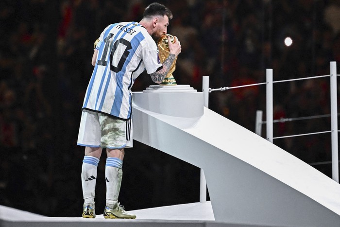 Lionel Messi, durante la ceremonia de premiación en el estadio Lusail, en Doha.Foto:Anne-Christine Poujoulat, AFP