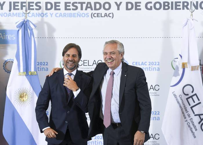 Luis Lacalle Pou y Alberto Fernández,  en el inicio de la cumbre de la CELAC, hoy, en Buenos Aires. Foto:  EFE/Enrique Garcia Medina