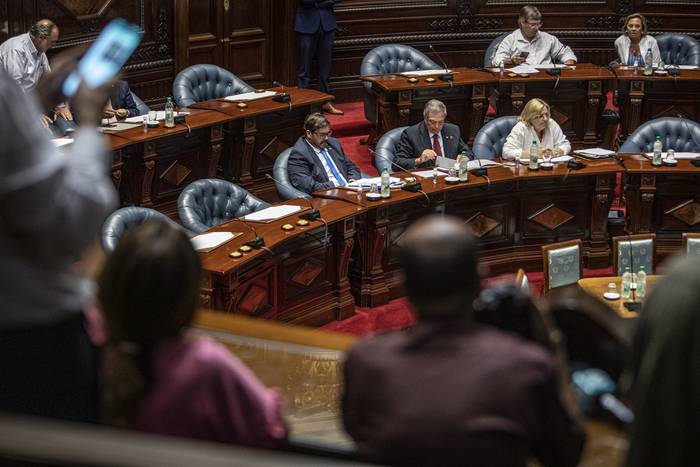 Ignacio Buffa, Fernando Mattos y Graciela Bianchi, el jueves 2 de febrero, en la Cámara de Senadores. · Foto: .