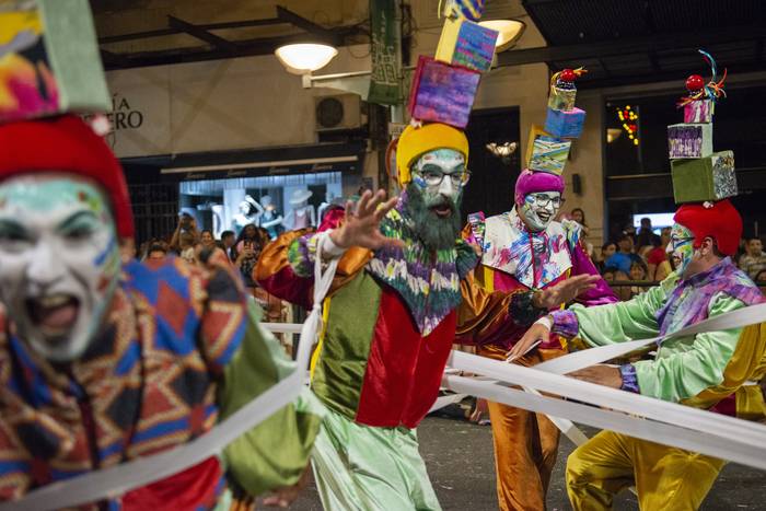 Murga Diablos Verdes, en el desfile inaugural de carnaval. · Foto: Alessandro Maradei