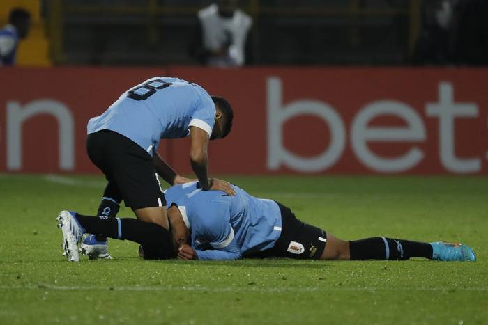 Rodrigo Chagas y Luciano Rodríguez, de Uruguay al final del partido frente a Paraguay, el 9 de febrero, en el estadio Metropolitano De Techo, en Bogotá. Foto: Carlos Ortega, EFE