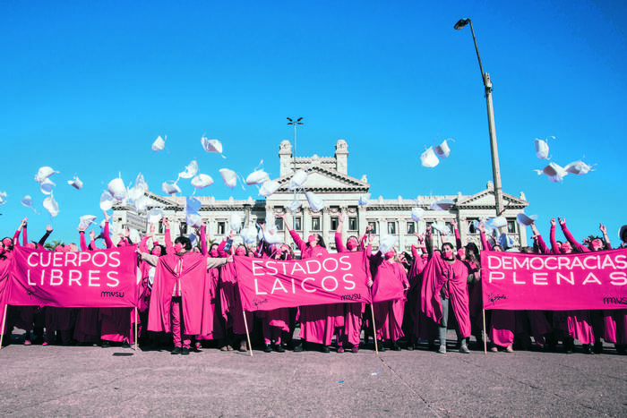 Intervención de Mujer y Salud en Uruguay y Colectivo Gozarte durante el Día Internacional de la Eliminación de la Violencia contra la Mujer en el Palacio Legislativo, 25 de noviembre de 2020 · Foto: Mara Quintero