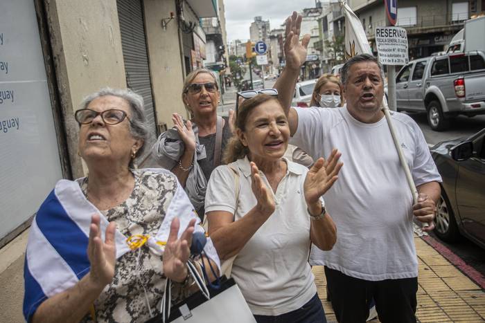 Ciudadanos  se manifiestan a favor de Gabriela Fossati, el 20 de marzo, en la puerta de Fiscalía. · Foto: .