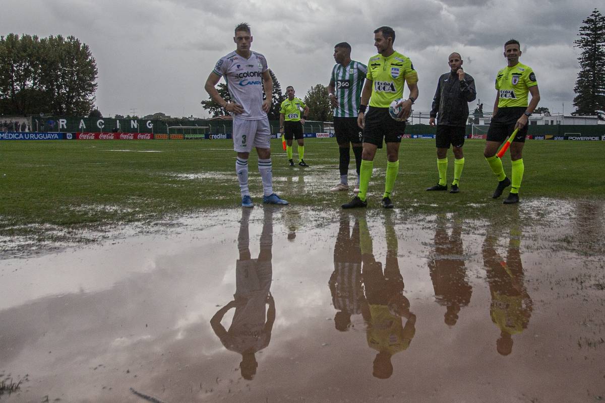 Lluvia torrencial obligó a suspender el partido entre Racing y Plaza Colonia  en el Parque Roberto