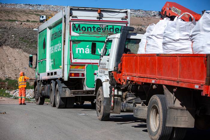 Transportistas de residuos de obras en la usina Felipe Cardozo, en Montevideo (archivo, mayo de 2023). · Foto: Mauricio Zina, adhocfotos