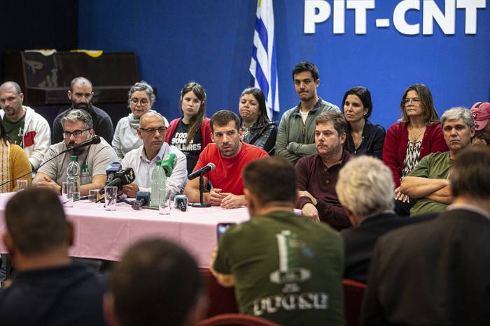 Conferencia de prensa del secretariado ejecutivo del PIT-CNT y representantes de la Federación de Funcionarios de OSE, 15 de mayo, en la central sindical, en Montevideo. · Foto: .