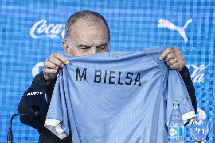 Marcelo Bielsa, el 17 de mayo, en el estadio Centenario. · Foto: .