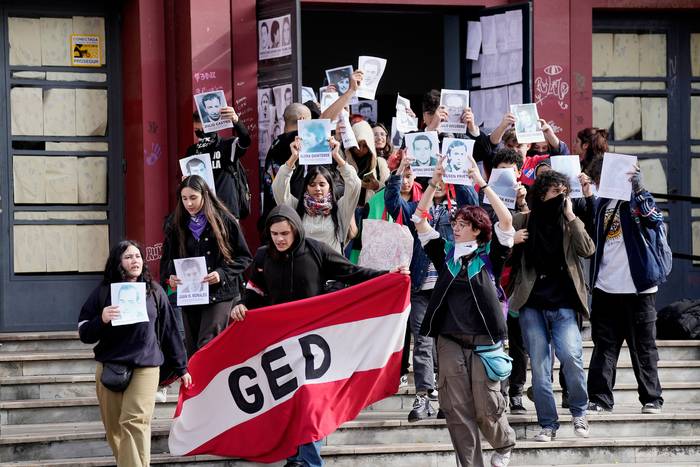 Durante la ocupación del Liceo N°3 Dámaso Antonio Larrañaga, el 19 de mayo, en Montevideo. · Foto: Javier Calvelo, adhocFOTOS