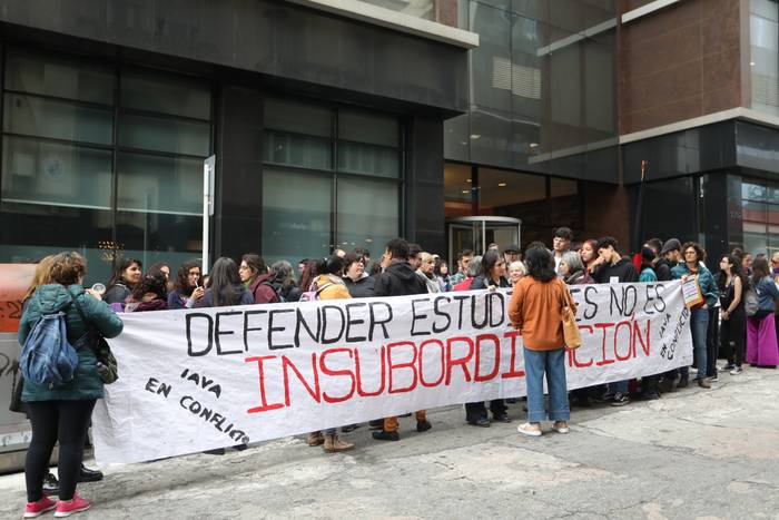 Declaración de funcionarios del IAVA, el 23 de mayo, en Jurídica de Secundaria, en Montevideo. · Foto: Rodrigo Viera
