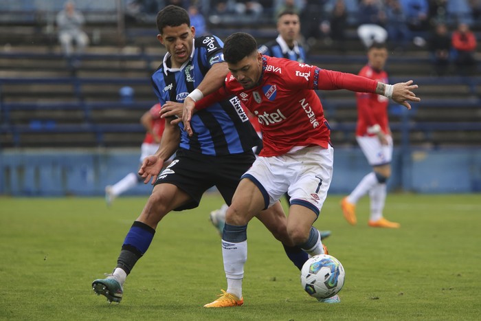 Federico Pereira, de Liverpool y  Federico Martínez, de Nacional , el 23 de junio, en el Estadio Belvedere. · Foto: Camilo dos Santos