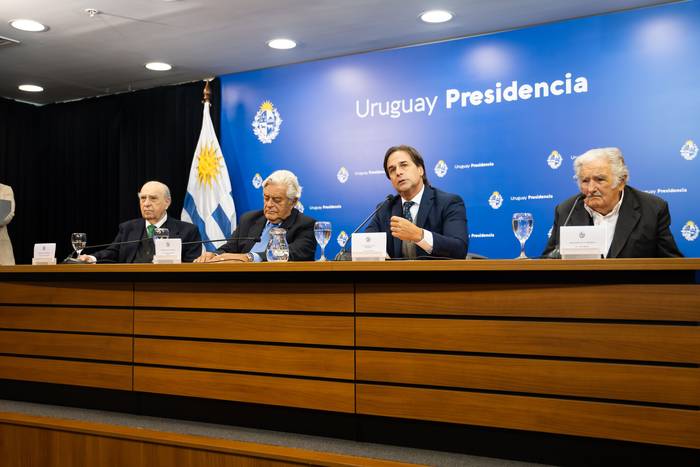 Julio María Sanguinetti, Luis Alberto Lacalle Herrera, Luis Lacalle Pou y José Mujica, el 27 de junio, en Torre Ejecutiva. · Foto: Mara Quintero