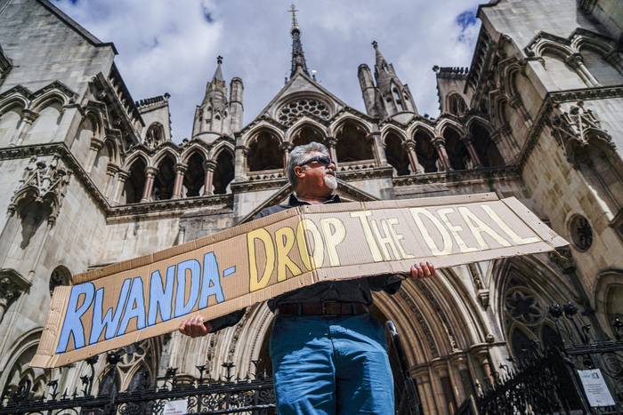 Manifestaciones contra el plan de asilo de Gran Bretaña, el 13 de junio de 2022, en Londres. · Foto: Niklas Halle'n, AFP