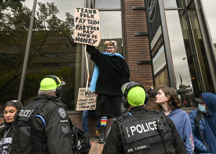 Miembros de la comunidad LGBTI+ se oponen a la manifestación “1 Million March 4 Children”, en Calgary, Canadá, el 20 de setiembre de 2023. · Foto: Artur Widak / AFP