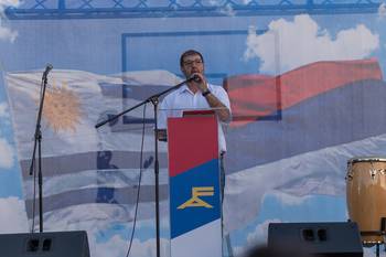 Fernando Pereira, en el acto por los 55 años del Frente Amplio, en Juan Lacaze, Colonia. · Foto: Sebastián Sabalsagaray