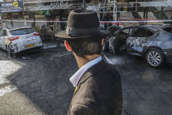 Un joven ultraortodoxo israelí inspecciona el lugar del impacto de un cohete disparado por Hizbola, el 2 de noviembre de 2023, en Kiriat Shmona, al norte de Israel. · Foto: Quique Kierszenbaum