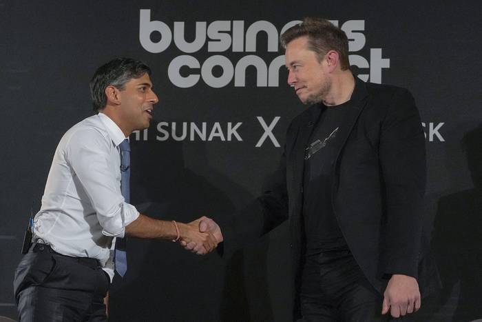 Rishi Sunak  y Elon Musk, el 2 de noviembre de 2023, tras la Cumbre de Seguridad de la Inteligencia Artificial en  Reino Unido. · Foto: Kristy Wigglesworth, AFP