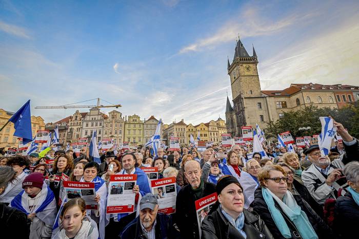 Manifestación de solidaridad con Israel y en reclamo de la liberación de rehenes de los ataques de Hamas, el 1º de noviembre de 2023, en Praga, República Checa. · Foto: Michal Cizek, AFP