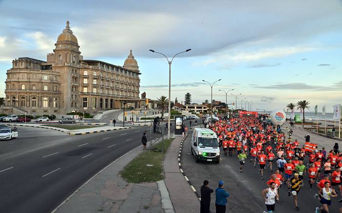 Carrera San Felipe y Santiago, el sábado, en la rambla de Montevideo. · Foto: Guillermo Legaria