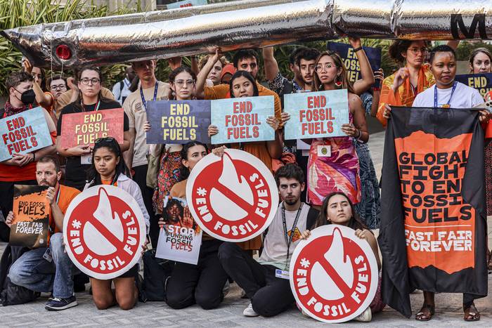 Activistas protestan contra los combustibles fósiles durante la cumbre climática de las Naciones Unidas COP28, el 5 de diciembre de 2023, en Dubái. · Foto:  Karim Sahib, Afp