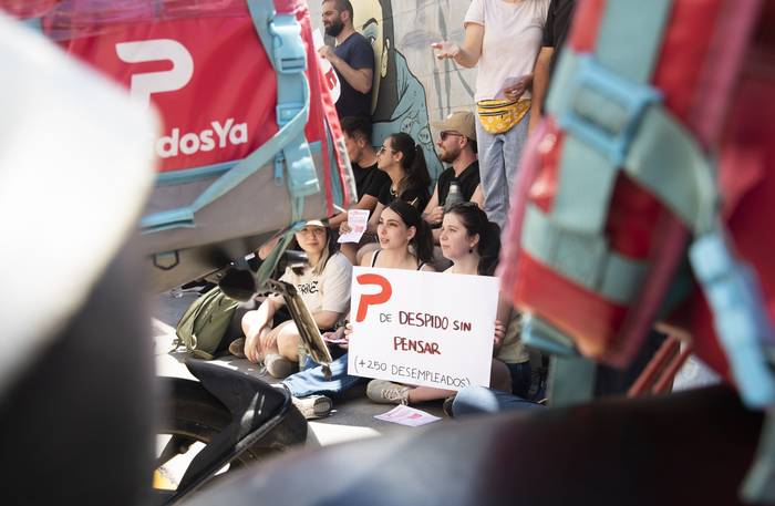 Concentración de trabajadores de PedidosYa frente al Ministerio de Trabajo y Seguridad Social, el 9 de enero. · Foto: Sofía Torres