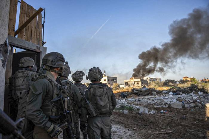 Soldados israelíes, el 24 de enero, en la Franja de Gaza. · Foto: AFP / Ejército israelí