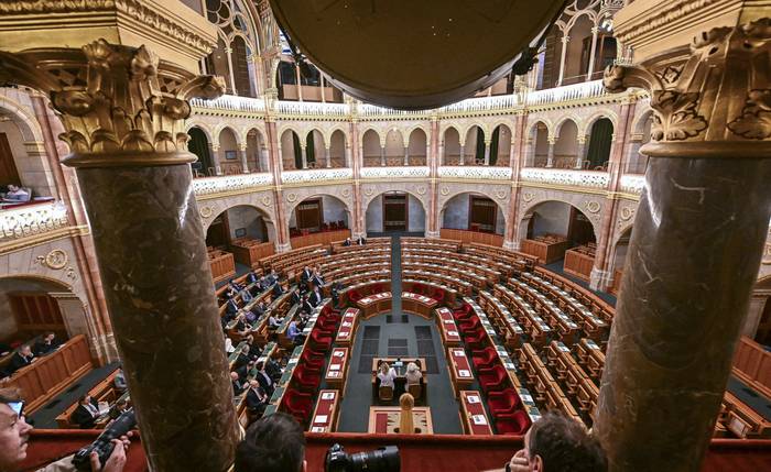 Sala de plenos del Parlamento húngaro, el 5 de febrero, en Budapest. · Foto: Attila  Kisbenedek / AFP
