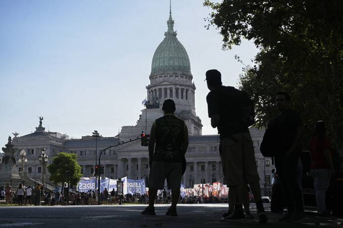 Movilizaciones afuera del Congreso, el 1 de febrero, en Buenos Aires. · Foto: Juan Mabromata,  AFP