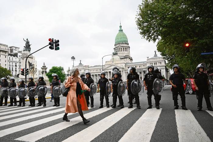 Barrera policial frente al Congreso Nacional, el 14 de marzo, en Buenos Aires. · Foto: Luis Robayo, AFP