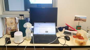 Oficina de una madre de un bebé de cuatro meses que está retomando su trabajo académico en régimen de medio horario. · Foto: S/d de autor