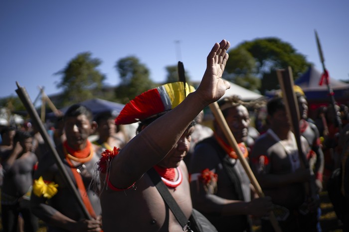 Indígenas kayapós realizan un ritual en su llegada al Acampamento Terra Livre. · Foto: Mariana Greif