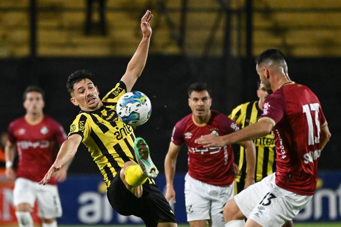 Maximiliano Silvera, de Peñarol, y Fabricio Formiliano, de Wanderers, el 11 de mayo, en el estadio Campeón del Siglo. · Foto: Guillermo Legaria