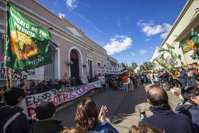 Movilización de trabajadores de la bebida, el 15 de abril en Minas. · Foto: Paola Ferreira