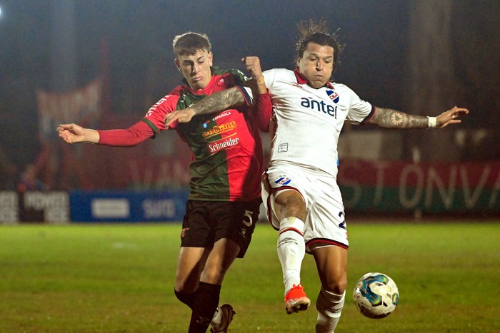 Juan Rodríguez, de Boston River, y Federico Santander, de Nacional, el 4 de junio, en el estadio Campeones Olímpicos de Florida. · Foto: Guillermo Legaria