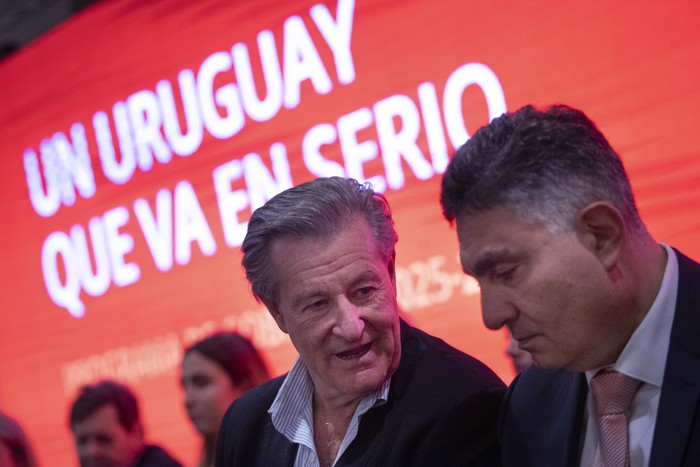 Gabriel Gurméndez e Isaac Alfie, durante la presentación del programa de gobierno del precandidato colorado en el hotel Regency Way. · Foto: Gianni Schiaffarino