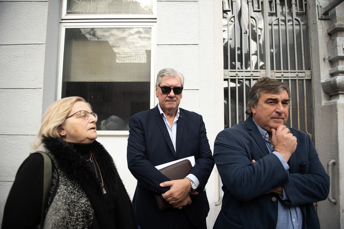 Graciela Bianchi, Enrique Moller y Sergio Botana, el 13 de junio, a la salida de la Seccional 1, en Montevideo. · Foto: Gianni Schiaffarino