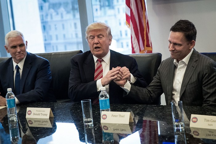 Mike Pence, Donald Trump y Peter Thiel, durante una reunión con empresarios de la tecnología, en Nueva York (archivo, diciembre de 2014). · Foto: Drew Angerer, Getty Images, AFP
