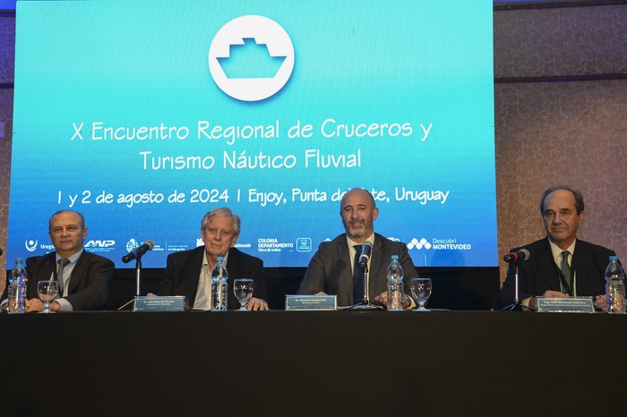 Marcos Paolini, director nacional de Hidrografía; Luis Eduardo Pereira, intendente interino; Eduardo Sanguinetti, ministro de Turismo; y Daniel Loureiro, vicepresidente de la Administración Nacional de Puertos, en el hotel Enjoy. · Foto: Natalia Ayala