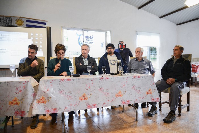 Marcos Rocha, Isabel Gadino, Fernando Niggemaier, Raúl Ferreira, Victor Baccheta y Moises Cardozo, el 6 de agosto, durante el encuentro de organizaciones del colectivo No al Proyecto Punta Ballena. · Foto: Natalia Ayala