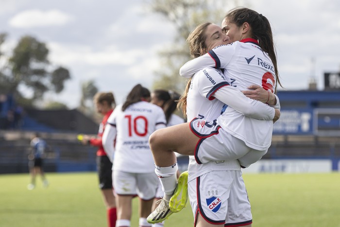 Sofía Oxandabarat y Hevelin Jara, de Nacional, el 11 de agosto, en el estadio Belvedere. · Foto: Rodrigo Viera Amaral