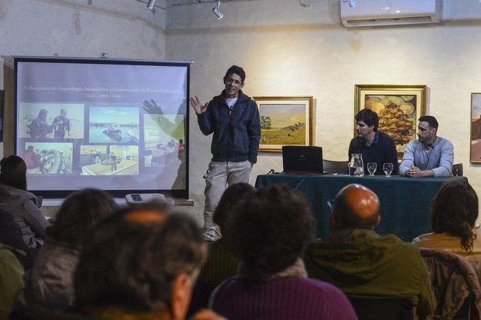 Rodrigo Torres durante su presentación en el museo Mazzoni. · Foto: Natalia Ayala