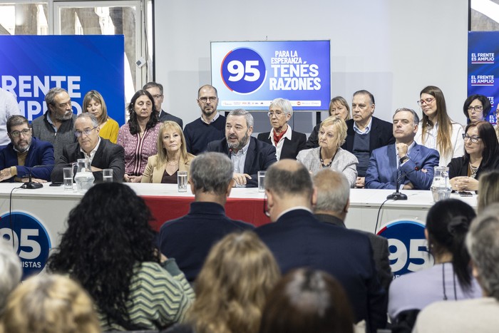 Fernando Pereira, José Carlos Mahía, Carolina Cosse, Mario Bergara, Liliam Kechichian, Yamandú Orsi y Elbia Pereira , el 10 de setiembre, en La Huella de Seregni. · Foto: Ernesto Ryan