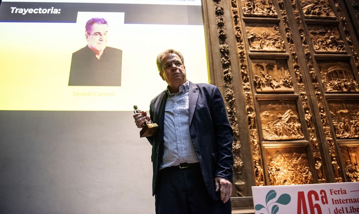 Gerardo Caetano recibe el premio Bartolomé Hidalgo 2024, el 5 de octubre, en la Intendencia de Montevideo. · Foto: Diego Vila