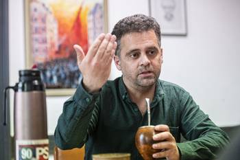 Foto principal del artículo 'Pablo Oribe, secretario general del PS: “El Partido Socialista va a trabajar para que el poder popular exista y empuje al gobierno”' · Foto: Alessandro Maradei