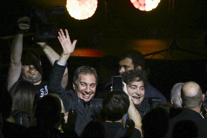 Diego Santilli y Javier Milei, el 6 de octubre, en el Movistar Arena, en Buenos Aires. · Foto: Luis Robayo, AFP