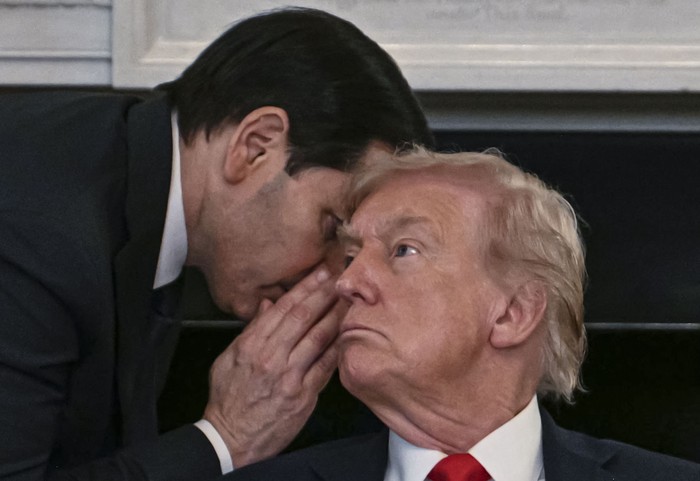 El secretario de Estado de Estados Unidos, Marco Rubio, y Donald Trump, el 8 de octubre, en la Casa Blanca. · Foto: Jim Watson, AFP