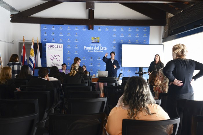 Taller sobre trata de personas y situaciones de vulnerabilidad, en sala Benito Stern del Municipio de Punta del Este. · Foto: Natalia Ayala