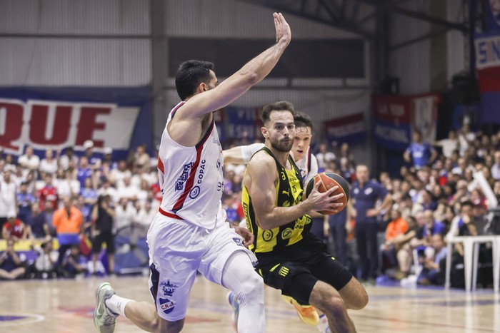 Gianfranco EspÍndola de Nacional y Santiago Véscovi, de Peñarol, el 10 de octubre, en el gimnasio de Nacional. Foto: Rodrigo Viera Amaral