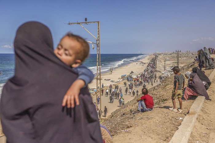 Carretera de Al-Rashid, el 10 de octubre, en Nuseirat, en el centro de la Franja de Gaza. · Foto: Bashar Taleb, AFP