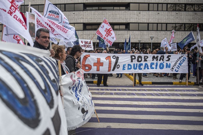 Movilización de la Intergremial Universitaria, el día 18 de Setiembre, en el Anexo del Palacio Legislativo · Foto: Gianni Schiaffarino
