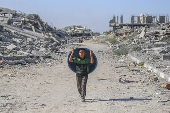 Palestinos desplazados regresan a sus hogares en la zona de Al-Zahra, el 14 de octubre, en el centro de la Franja de Gaza. · Foto: Eyad Baba, AFP